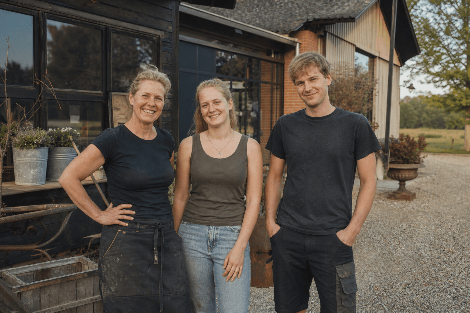 Het team van Klein Brinke voor het bedrijfspand in Vorden