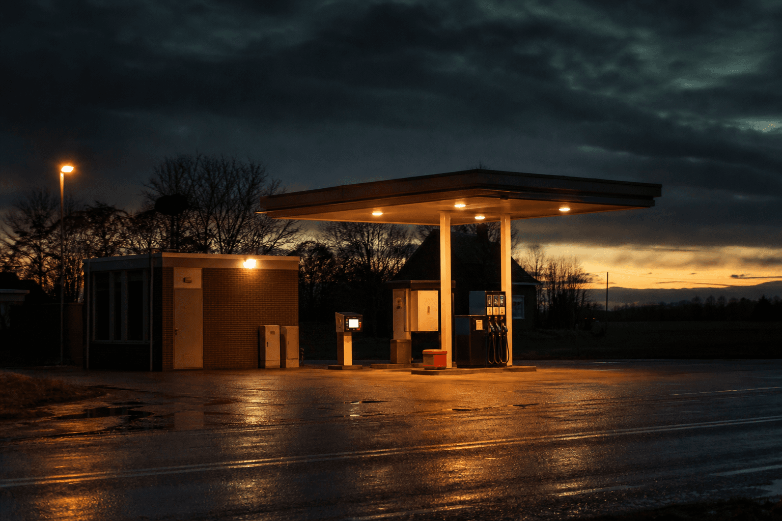 Tankstation Klein Brinke in de schemering